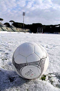 campo_da_calcio_innevato