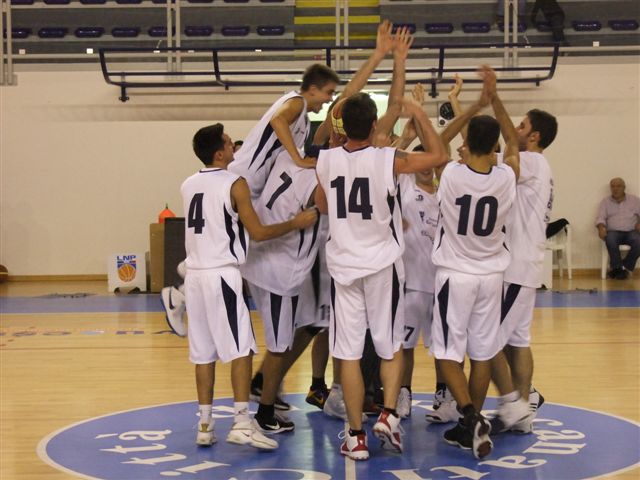 giocatori_in_festa_-_pallacanestro_recanati