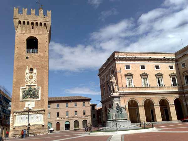 RECANATI_-_Piazza_G._Leopardi_-_1_-