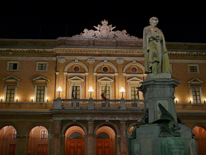 fonte_statua-comune_notte