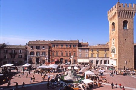 Mercatino in Piazza G.Leopardi