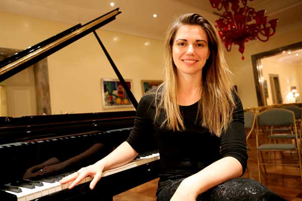 Ottavia Maria Maceratini al pianoforte con la Sinfonietta Gigli