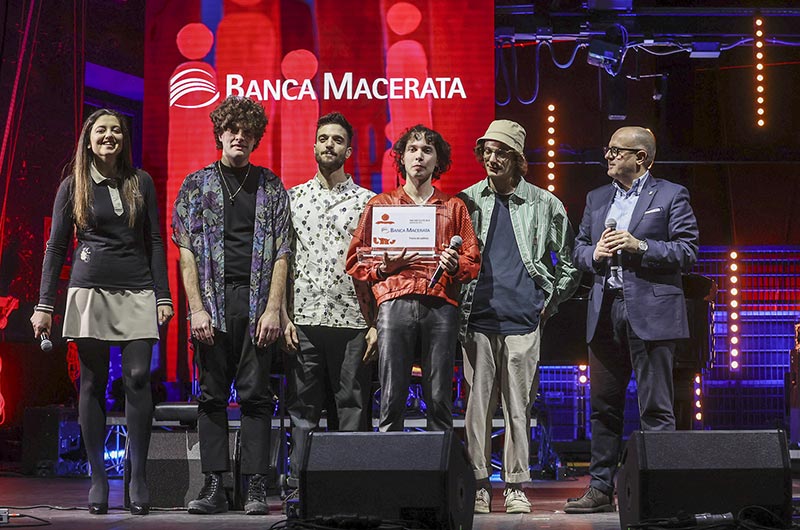 Irene Croceri e Ass Riccardo Sacchi consegnano Premio Banca Macerata a Nervi 