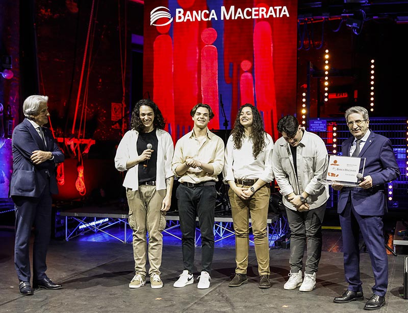 Sindaco Parcaroli e Cavallini Consegna Premio del pubblico Targa Banca Macerata a Santamarea 