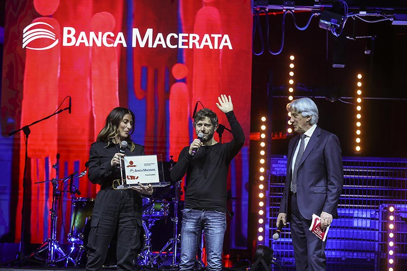 Friotto riceve Premio Targa Banca Macerata da Debora Falcetta e Sindaco Sandro Parcaroli