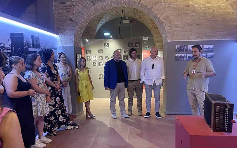 Ass Antonini Ass Pelati Sindaco Pepa e il direttore del Museo Luigi Petruzzellis con i ragazzi in visita al Museo 