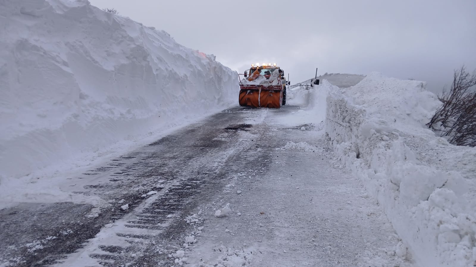 mezzi al lavoro per riaprire le strade