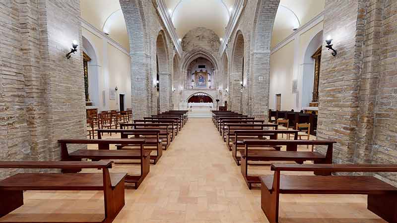 interno chiesa Castelnuovo