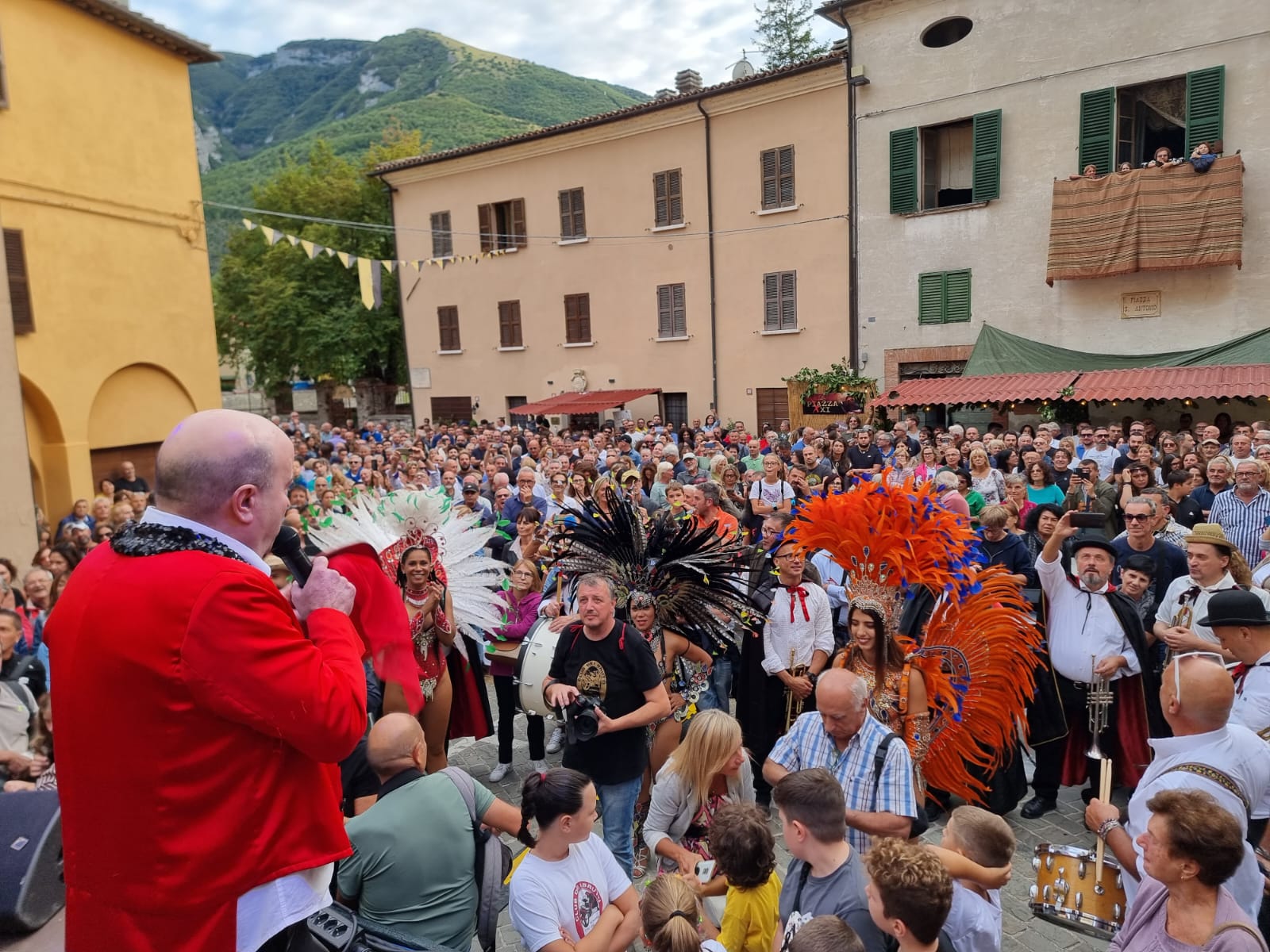 1 Piobbico Piazza S Antonio gremita FestivalBrutti 15.9.24